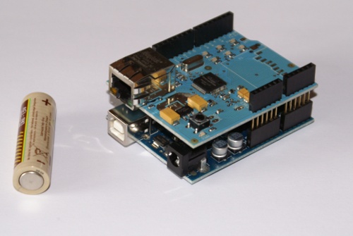 Arduino z nałożonym modułem Ethernetowym